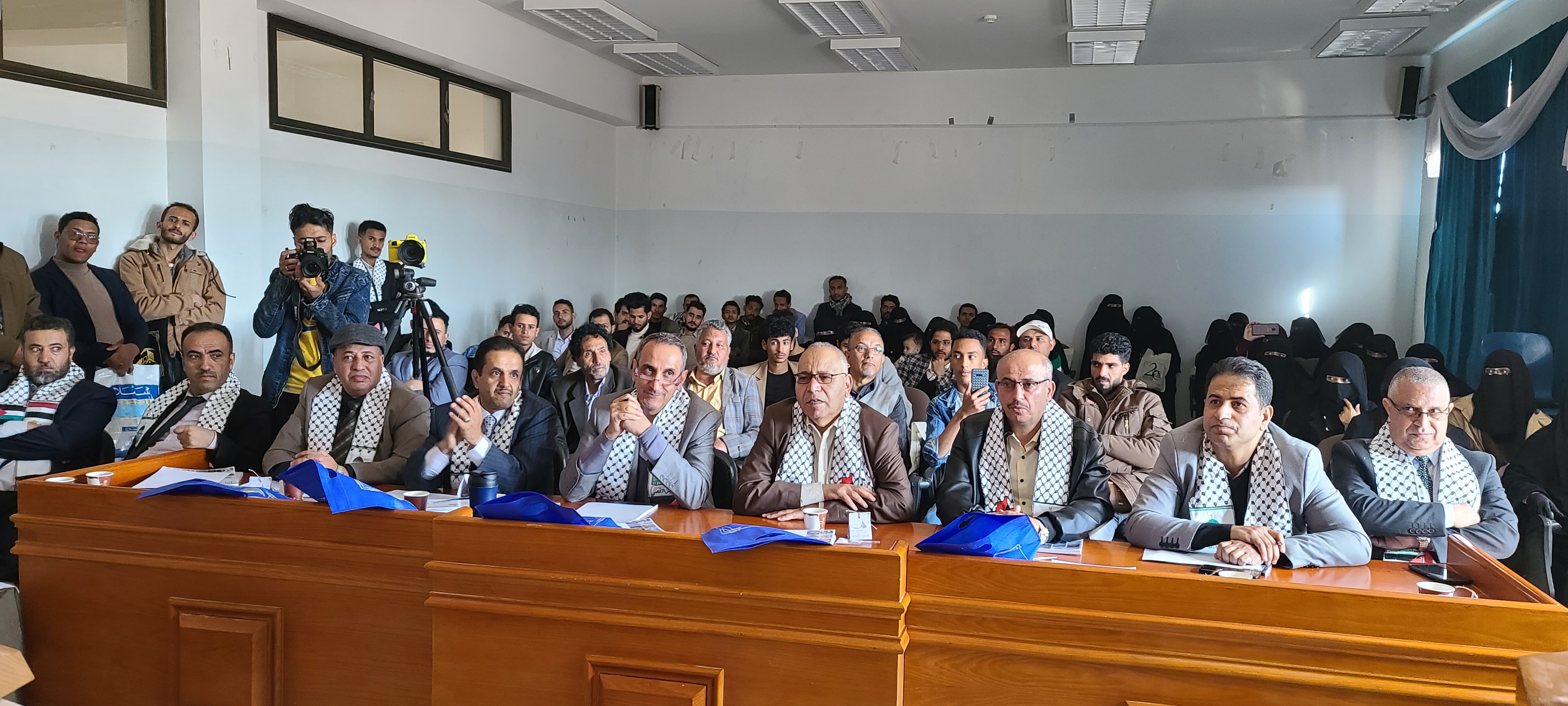 رئيس الجامعة يشارك في مناقشة مشاريع تخرج الهندسة المعمارية